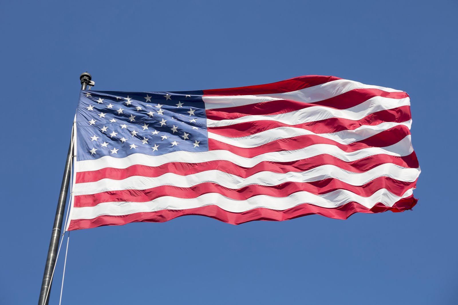 Bandeira dos Estados Unidos contra céu azul